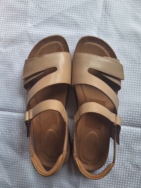 Easy Spirit Women's Tan Adjustable Comfort Sandals
